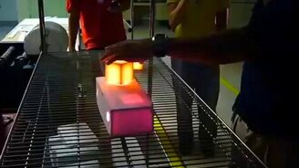 Сплав, который можно брать голыми руками из печи - смотреть видео (1:31)