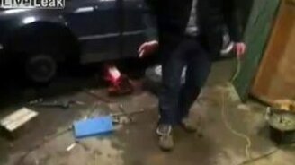 Человек-зажигалка - смотреть видео (1:25)