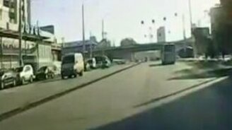 Сейчас такую аварию заснял! - смотреть видео (0:37)