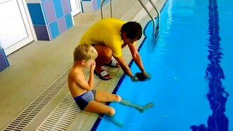 Как одеть плавательную шапочку - смотреть видео (0:13)