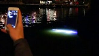 Светящаяся загадка в воде - смотреть видео (0:34)