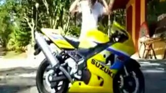 Уникальный трюк с мотоциклом - смотреть видео (0:13)