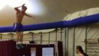 Так гимнасты катаются на качелях - смотреть видео (0:43)
