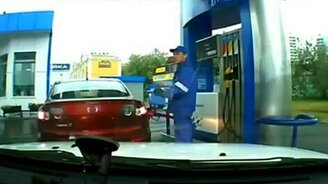 Женщины против шлангов с пистолетами - смотреть видео (1:32)