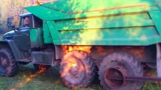 Русская смекалка при погрузке брёвен - смотреть видео (0:17)