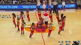 Предложение руки и сердца в баскетбольном зале - смотреть видео (3:12)