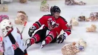 Закидали хоккеиста медведями - смотреть видео (1:05)