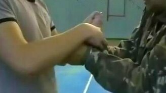 Маленькая хитрость от русского солдата - смотреть видео (1:19)