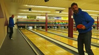 Страйк в боулинге шариком для пинг-понга - смотреть видео (0:14)