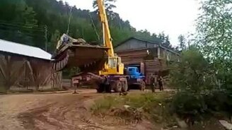 Танк перевесил кран - смотреть видео (1:16)