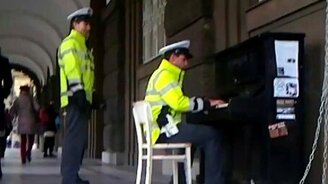 Лиричный полицейский - смотреть видео (0:35)