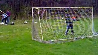 Оригинальная тренировка вратаря - смотреть видео (0:23)