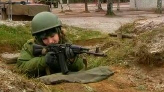 Девушка против автомата - смотреть видео (1:41)