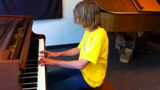 Эксцентричный юный пианист в магазине - смотреть видео (5:16)