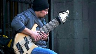 Уличный музыкант с огромной гитарой - смотреть видео (5:22)