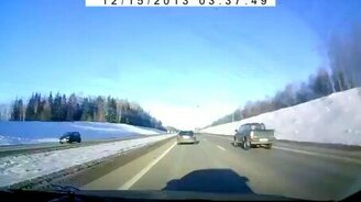 Ловко уместился между машин - смотреть видео (0:29)