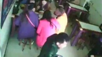 Как украсть мобилу китайскими палочками - смотреть видео (0:24)