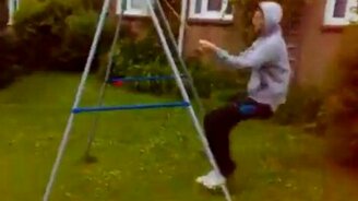 Парень против детских качель - смотреть видео (0:17)