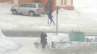 Жутко сильный ветер в Норильске - смотреть видео (2:35)