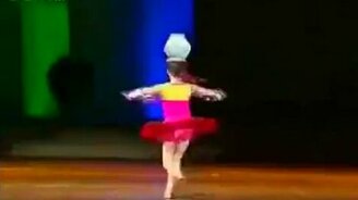 Девочка-юла с кувшином - смотреть видео (0:38)