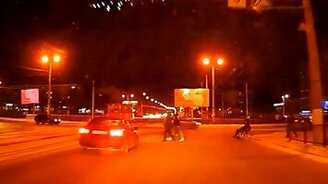 Помог инвалиду перейти дорогу - смотреть видео (0:24)