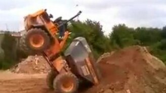 Водитель погрузчика катапультировался - смотреть видео (1:14)