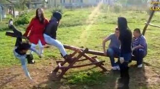 Падения на качелях - смотреть видео (2:06)