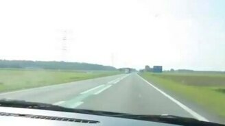 Фура вылетела на встречку - смотреть видео (0:25)