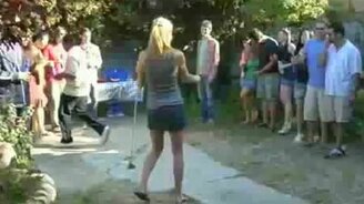 Меткая блондинка - смотреть видео (0:41)