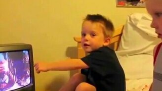 Мальчик радуется за Человека-паука - смотреть видео (0:33)