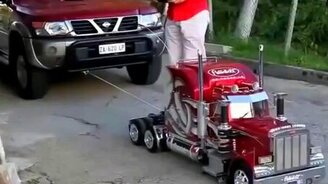 Игрушечный тягач тянет настоящий джип - смотреть видео (0:50)