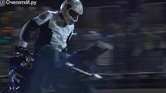 Мастер трюков на мотоцикле - смотреть видео (2:28)