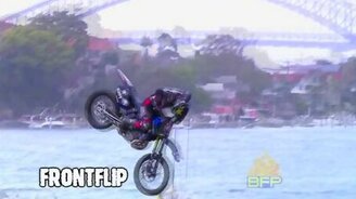 Лучшие трюки на кроссовых мотоциклах - смотреть видео (3:06)