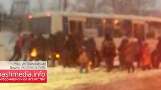 Пассажиры вытолкали ПАЗик - смотреть видео (1:16)