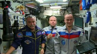 Новогоднее поздравление от космонавтов - смотреть видео (0:56)