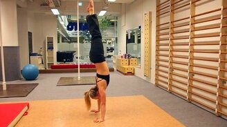 Трюки от гибкой и сильной девушки - смотреть видео (4:18)