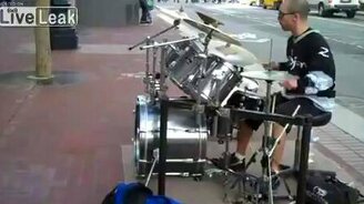 Талантливый уличный барабанщик - смотреть видео (10:05)