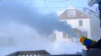 Стрельба горячей водой при -40 - смотреть видео (0:54)