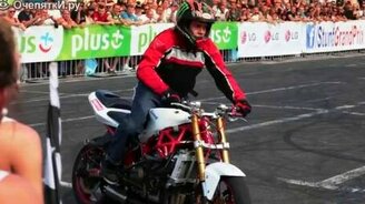 Парень, который умеет общаться с мотоциклом - смотреть видео (3:32)