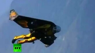 Человек-самолёт и два истребителя - смотреть видео (1:39)