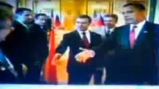 Не хотят здороваться с Обамой - смотреть видео (0:13)