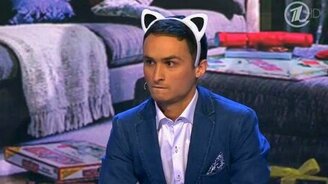 Парень дарит девушке котёнка - смотреть видео (1:13)