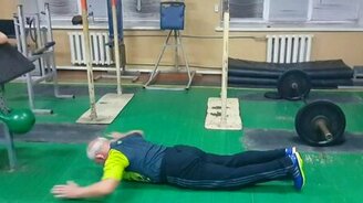 81-летний дедушка-спортсмен - смотреть видео (3:07)