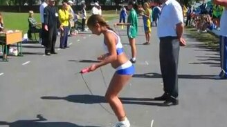 Скоростная прыгунья на скакалке - смотреть видео (0:38)