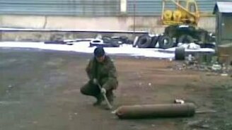 Мужик и кислородный баллон - смотреть видео (1:52)