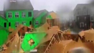 Падение двухэтажного дома от ветра - смотреть видео (0:34)