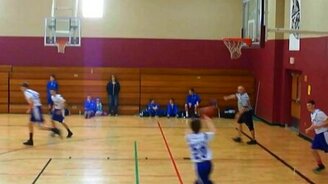 Забил гол с другого конца спортзала - смотреть видео (0:39)