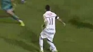 Футболист потерял шорты - смотреть видео (0:32)