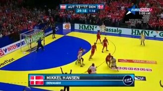 Мастерский гол в гандболе - смотреть видео (0:22)