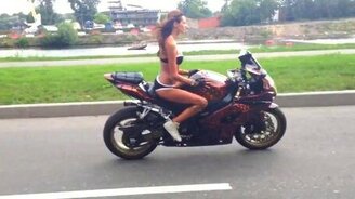 Трюкачка на мотоцикле - смотреть видео (1:03)